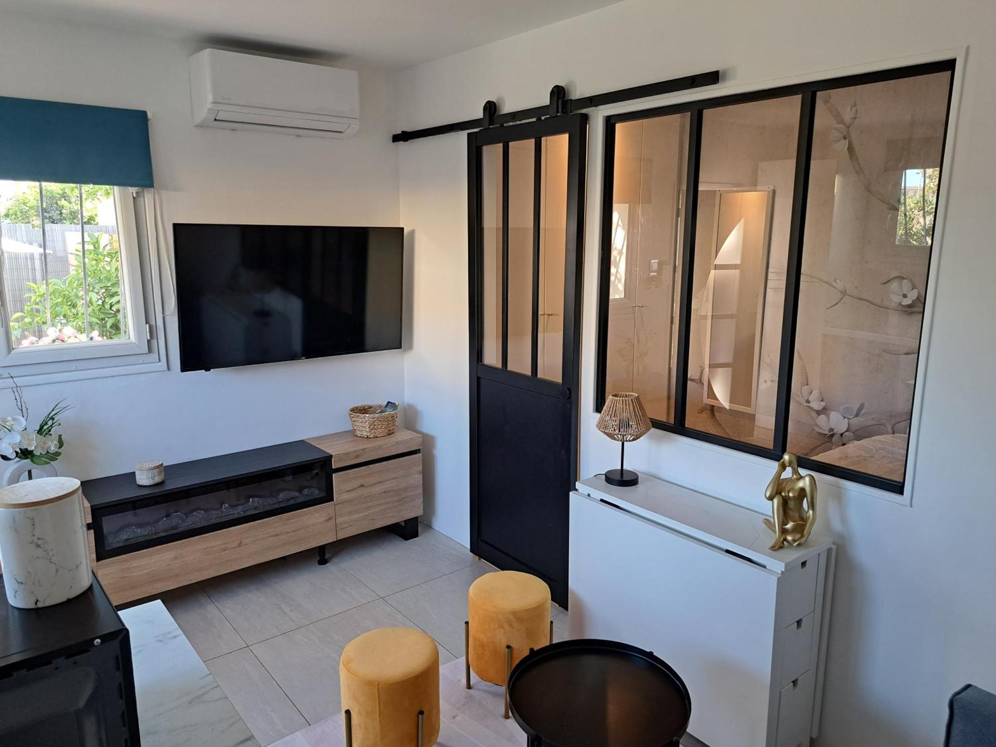 Séduisant studio avec cour privative La Crau Esterno foto